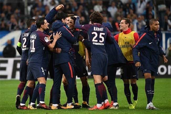 Neymar nhận thẻ đỏ, được cảnh sát bảo vệ lúc đá phạt góc - Ảnh 13.