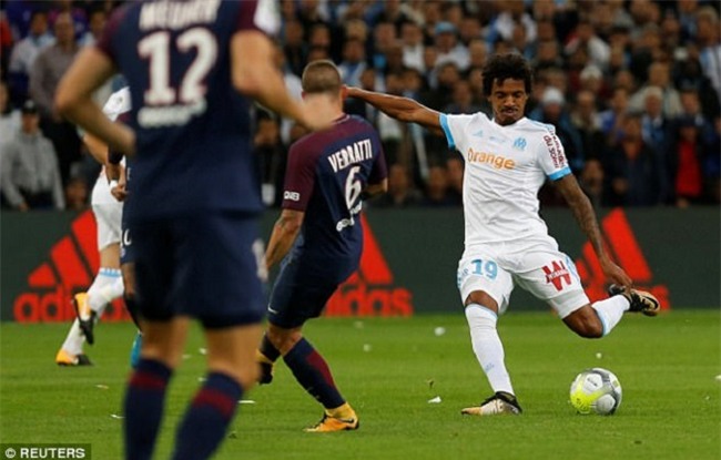 Neymar nhận thẻ đỏ, được cảnh sát bảo vệ lúc đá phạt góc - Ảnh 4.