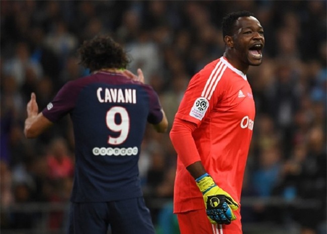 Neymar nhận thẻ đỏ, được cảnh sát bảo vệ lúc đá phạt góc - Ảnh 5.