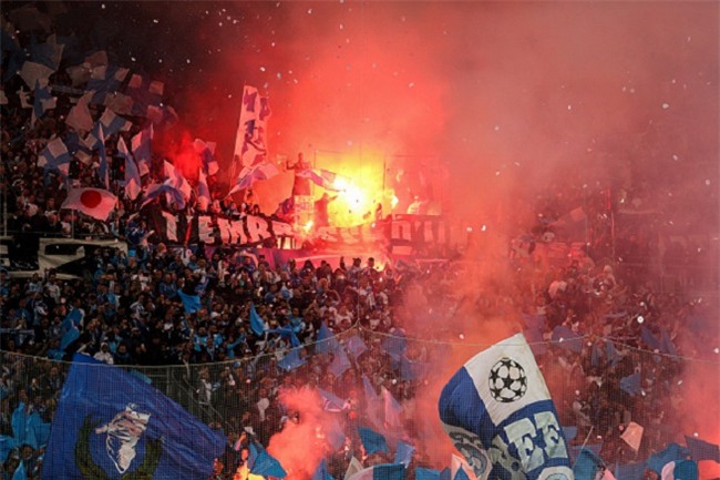 Neymar nhận thẻ đỏ, được cảnh sát bảo vệ lúc đá phạt góc - Ảnh 7.