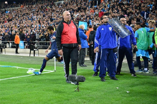 Neymar nhận thẻ đỏ, được cảnh sát bảo vệ lúc đá phạt góc - Ảnh 8.