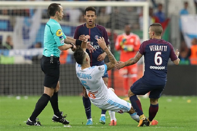 Neymar nhận thẻ đỏ, được cảnh sát bảo vệ lúc đá phạt góc - Ảnh 10.