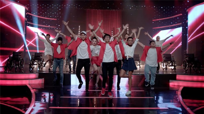 Glee: Angela Phương Trinh, Hòa Minzy ngồi hát trên xe lăn-1