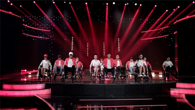 Glee: Angela Phương Trinh, Hòa Minzy ngồi hát trên xe lăn-2