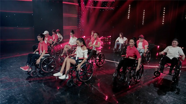 Glee: Angela Phương Trinh, Hòa Minzy ngồi hát trên xe lăn-3
