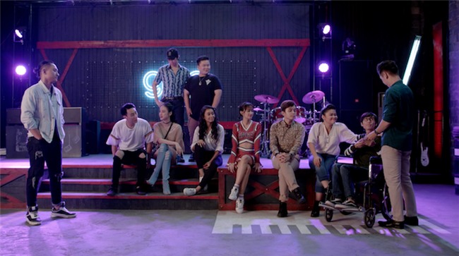 Glee: Angela Phương Trinh, Hòa Minzy ngồi hát trên xe lăn-4