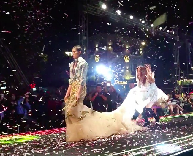 Clip: Đang hát rất sung, Hồ Ngọc Hà bất ngờ cúi xuống giúp chỉnh lại trang phục cho người mẫu đi catwalk - Ảnh 2.