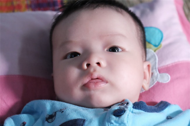 Nhặt được em bé sơ sinh trước cổng chùa, người phụ nữ giúp việc mang về nuôi nấng yêu thương - Ảnh 6.