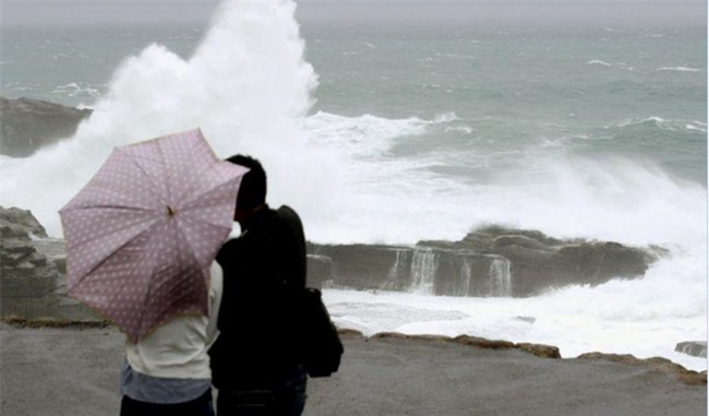 Những hình ảnh đầu tiên về siêu bão quái vật Lan khi đổ bộ Nhật Bản - Ảnh 5.