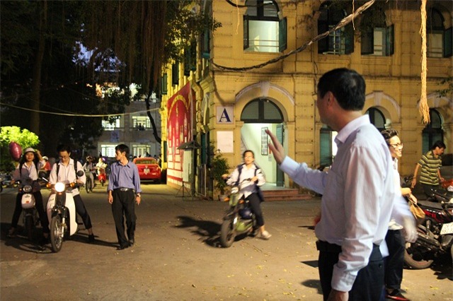 ha noi: thay hieu truong don, chao hoc sinh tai cong truong moi ngay - 1