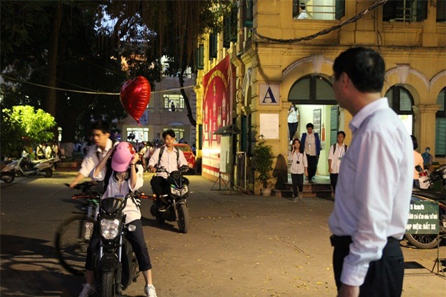 ha noi: thay hieu truong don, chao hoc sinh tai cong truong moi ngay - 2