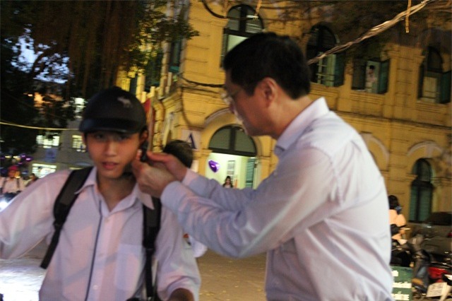 ha noi: thay hieu truong don, chao hoc sinh tai cong truong moi ngay - 3