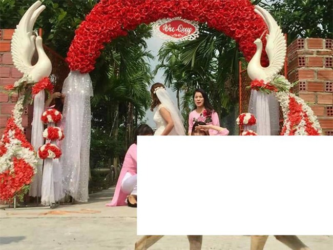 Nhờ dân mạng sửa ảnh cho đỡ sứt mẻ tình chị em, 4 cô gái lặng câm với series chế cười đau ruột - Ảnh 12.