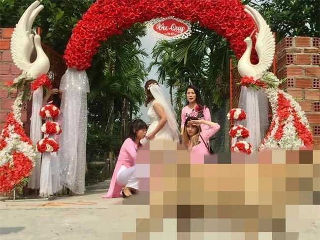 Nhờ dân mạng sửa ảnh cho đỡ sứt mẻ tình chị em, 4 cô gái lặng câm với series chế cười đau ruột - Ảnh 13.