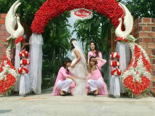 Nhờ dân mạng sửa ảnh cho đỡ sứt mẻ tình chị em, 4 cô gái lặng câm với series chế cười đau ruột - Ảnh 3.