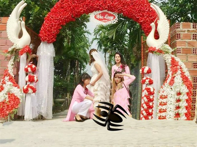 Nhờ dân mạng sửa ảnh cho đỡ sứt mẻ tình chị em, 4 cô gái lặng câm với series chế cười đau ruột - Ảnh 7.