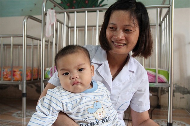 Bé trai bị bỏ rơi được nữ công an cho bú: Gia đình đã đón bé về sau khi xét nghiệm ADN - Ảnh 2.