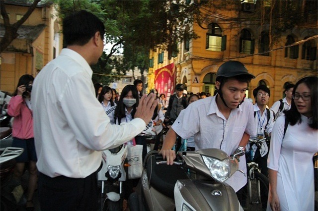 thay hieu truong don, chao hoc sinh o cong truong: “nhieu luc toi van cam thay chanh long” - 1