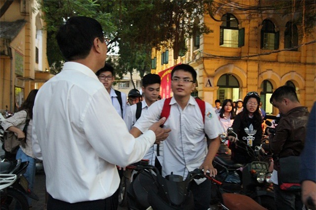 thay hieu truong don, chao hoc sinh o cong truong: “nhieu luc toi van cam thay chanh long” - 2