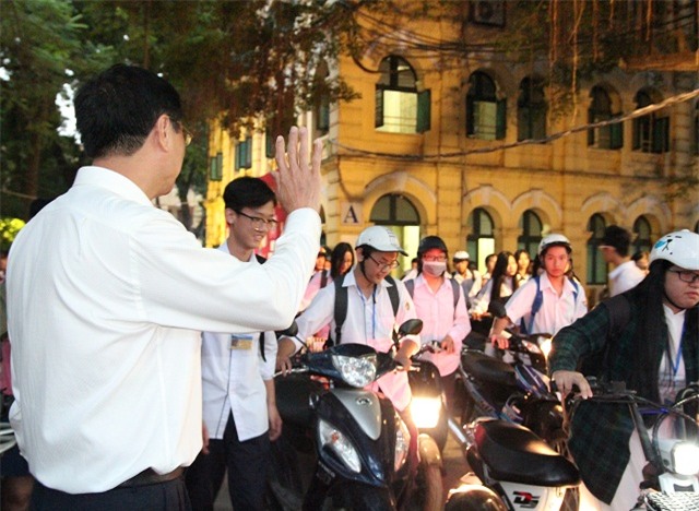 thay hieu truong don, chao hoc sinh o cong truong: “nhieu luc toi van cam thay chanh long” - 3