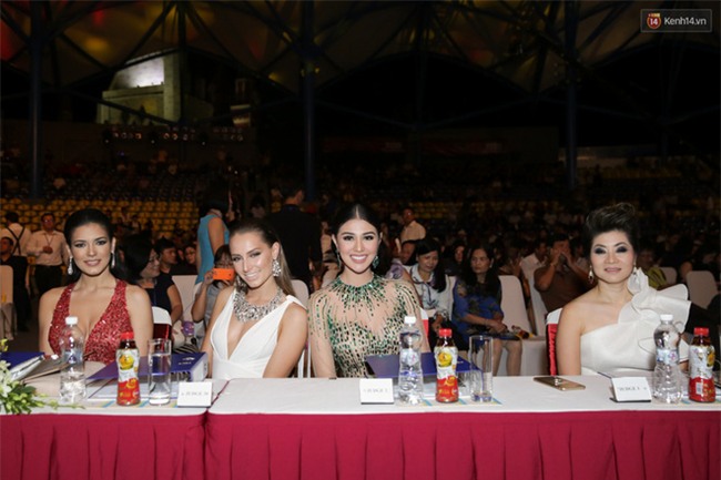 Huyền My cùng dàn thí sinh Miss Grand International 2017 rực rỡ trong trang phục dạ hội - Ảnh 1.