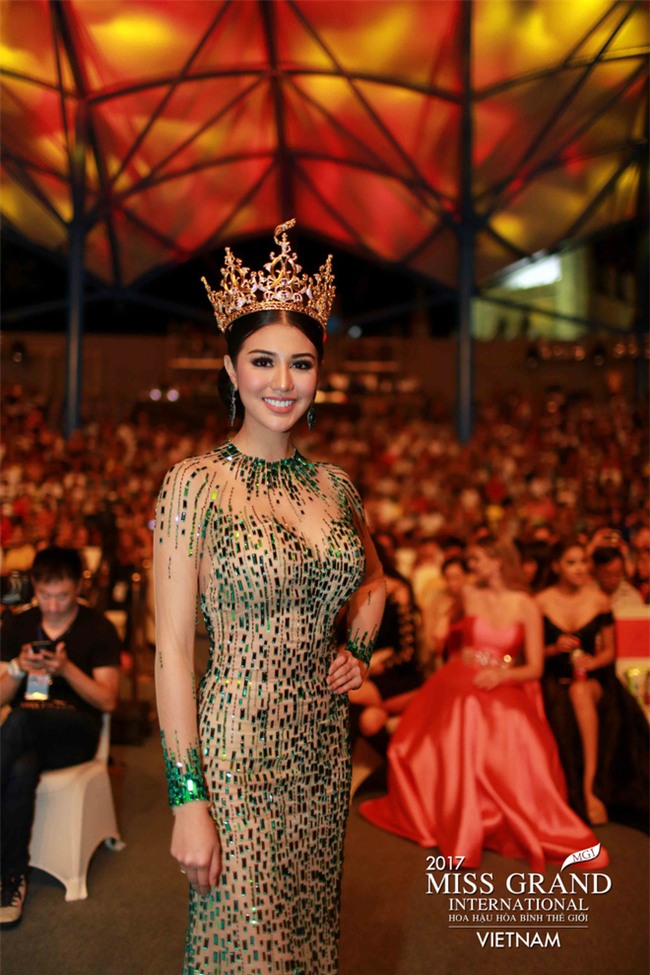 Huyền My cùng dàn thí sinh Miss Grand International 2017 rực rỡ trong trang phục dạ hội - Ảnh 2.