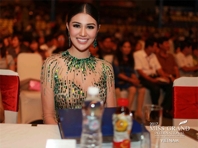 Huyền My cùng dàn thí sinh Miss Grand International 2017 rực rỡ trong trang phục dạ hội - Ảnh 2.