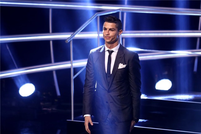 Ronaldo cam on Messi, Neymar sau khi nhan giai The Best hinh anh 1