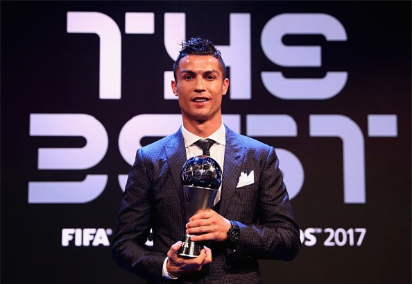 Ronaldo cam on Messi, Neymar sau khi nhan giai The Best hinh anh 2