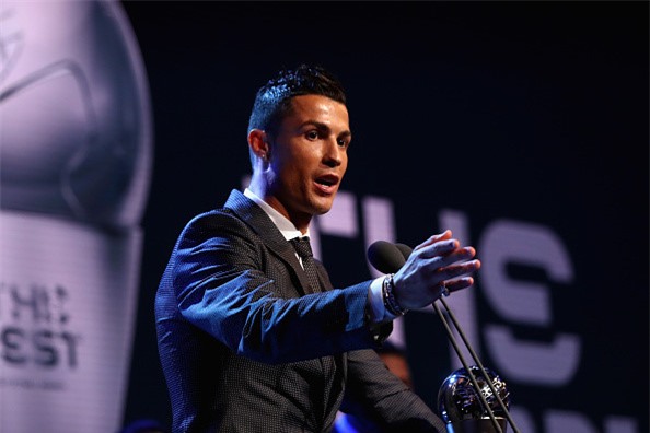 Ronaldo cam on Messi, Neymar sau khi nhan giai The Best hinh anh 3