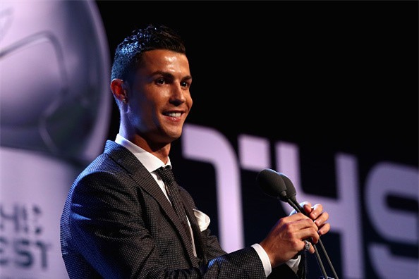 Ronaldo cam on Messi, Neymar sau khi nhan giai The Best hinh anh 4
