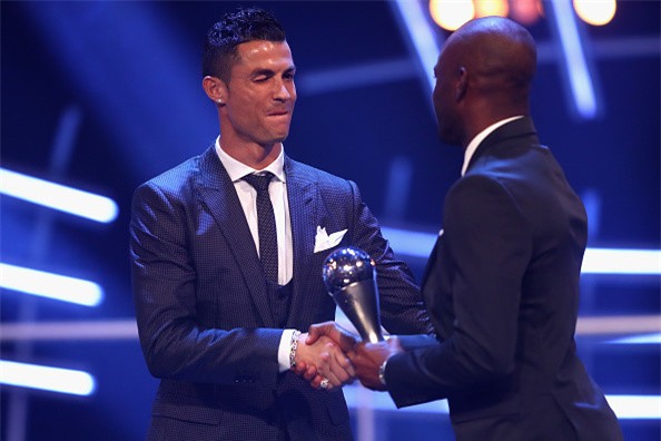 Ronaldo cam on Messi, Neymar sau khi nhan giai The Best hinh anh 7