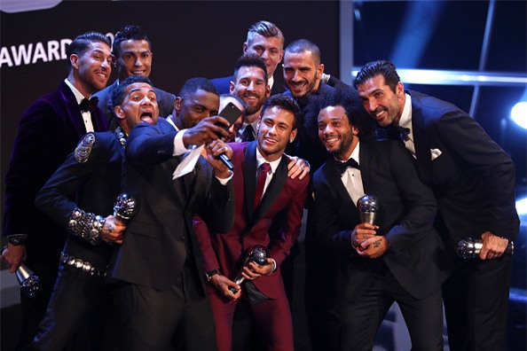 Ronaldo cam on Messi, Neymar sau khi nhan giai The Best hinh anh 8