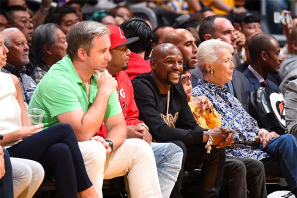 Mayweather khoe trang suc 'doc' trong lan tro lai hinh anh 2