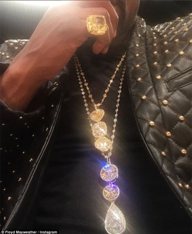 Mayweather khoe trang suc 'doc' trong lan tro lai hinh anh 4