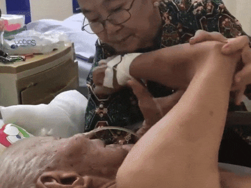 Chuyện tình thời ông bà anh: Cảm động cụ bà ân cần động viên khi chồng nằm trên giường bệnh-1
