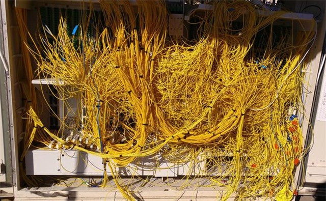 Mớ dây được nối từ 32 nhánh, và có tổng cộng 27 bó dây. Như vậy có tổng cộng 864 sợi dây điện cần được sắp xếp lại. Trong ngày đầu tiên, anh dừng lại ở việc quan sát, kiểm tra các sợi cáp và bó chúng lại.