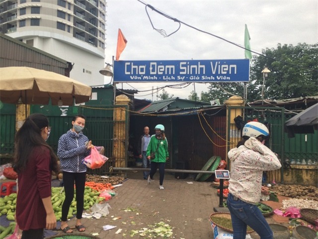 Hà Nội: Bất ngờ với gà đông lạnh bán rẻ như rau tại chợ đầu mối - Ảnh 2.