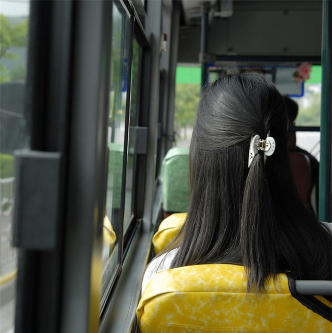 Câu chuyện cô gái đến ngày đèn đỏ được soái ca giúp đỡ gây xúc động - Ảnh 1.