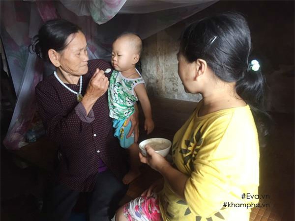 tro lai ngoi nha dot nat cua nguoi me ngay ngo bi xam hai dan den sinh con - 4