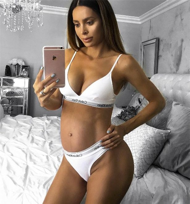 Siêu mẫu từng gây sốc với bụng bầu phẳng lì khoe ảnh mặc quần jeans bó sát chỉ 3 ngày sau sinh - Ảnh 9.