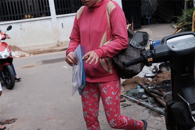 Vụ cháy lớn ở quận 9, TP.HCM: Lao vào ngọn lửa cứu hai con, người mẹ trẻ bị bỏng nặng nhưng chỉ cứu được con - Ảnh 11.