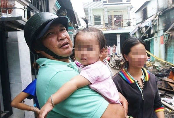 Vụ cháy lớn ở quận 9, TP.HCM: Lao vào ngọn lửa cứu hai con, người mẹ trẻ bị bỏng nặng nhưng chỉ cứu được con - Ảnh 12.