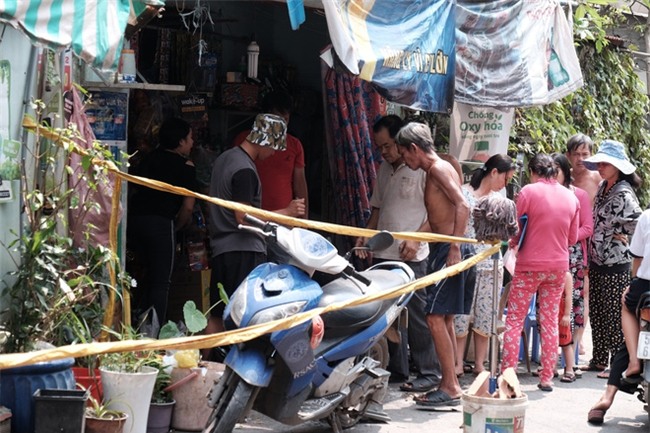 Vụ cháy lớn ở quận 9, TP.HCM: Lao vào ngọn lửa cứu hai con, người mẹ trẻ bị bỏng nặng nhưng chỉ cứu được con - Ảnh 13.