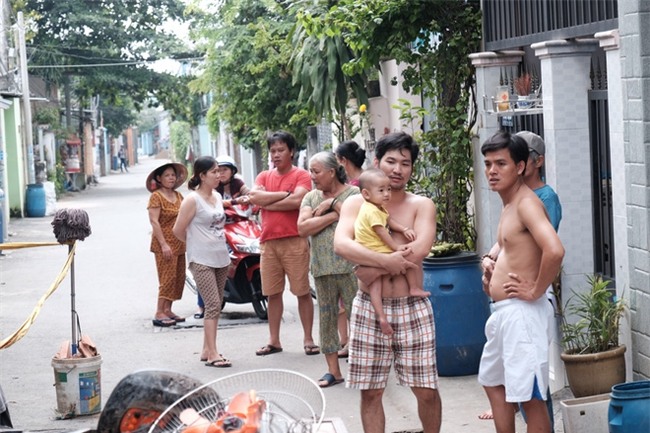 Vụ cháy lớn ở quận 9, TP.HCM: Lao vào ngọn lửa cứu hai con, người mẹ trẻ bị bỏng nặng nhưng chỉ cứu được con - Ảnh 14.