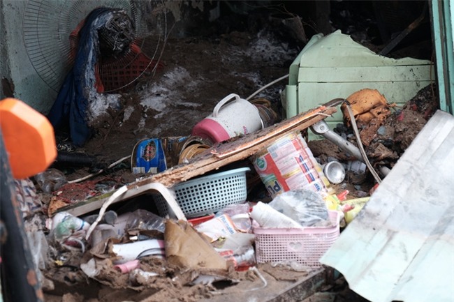 Vụ cháy lớn ở quận 9, TP.HCM: Lao vào ngọn lửa cứu hai con, người mẹ trẻ bị bỏng nặng nhưng chỉ cứu được con - Ảnh 15.