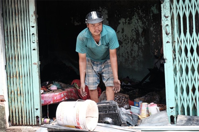 Vụ cháy lớn ở quận 9, TP.HCM: Lao vào ngọn lửa cứu hai con, người mẹ trẻ bị bỏng nặng nhưng chỉ cứu được con - Ảnh 16.