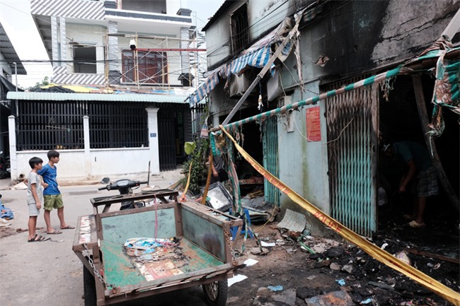 Vụ cháy lớn ở quận 9, TP.HCM: Lao vào ngọn lửa cứu hai con, người mẹ trẻ bị bỏng nặng nhưng chỉ cứu được con - Ảnh 1.