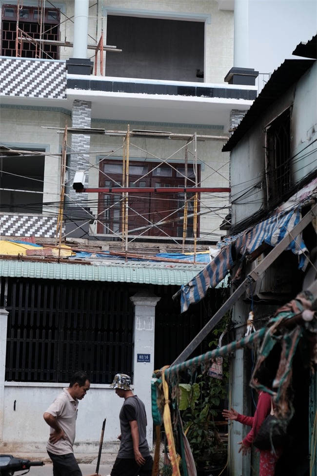 Vụ cháy lớn ở quận 9, TP.HCM: Lao vào ngọn lửa cứu hai con, người mẹ trẻ bị bỏng nặng nhưng chỉ cứu được con - Ảnh 3.