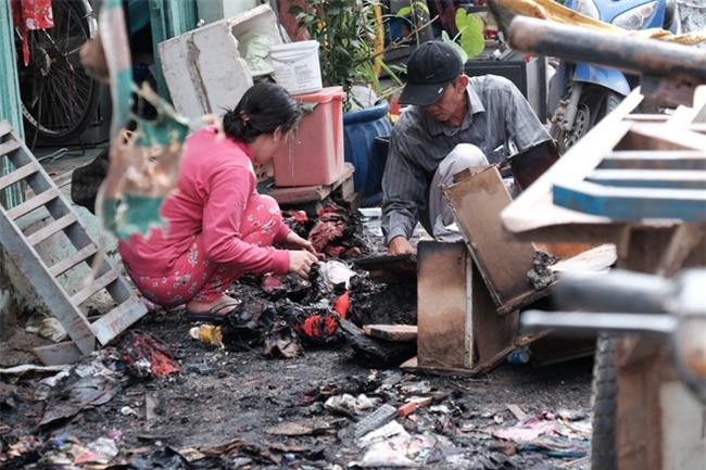 Vụ cháy lớn ở quận 9, TP.HCM: Lao vào ngọn lửa cứu hai con, người mẹ trẻ bị bỏng nặng nhưng chỉ cứu được con - Ảnh 6.